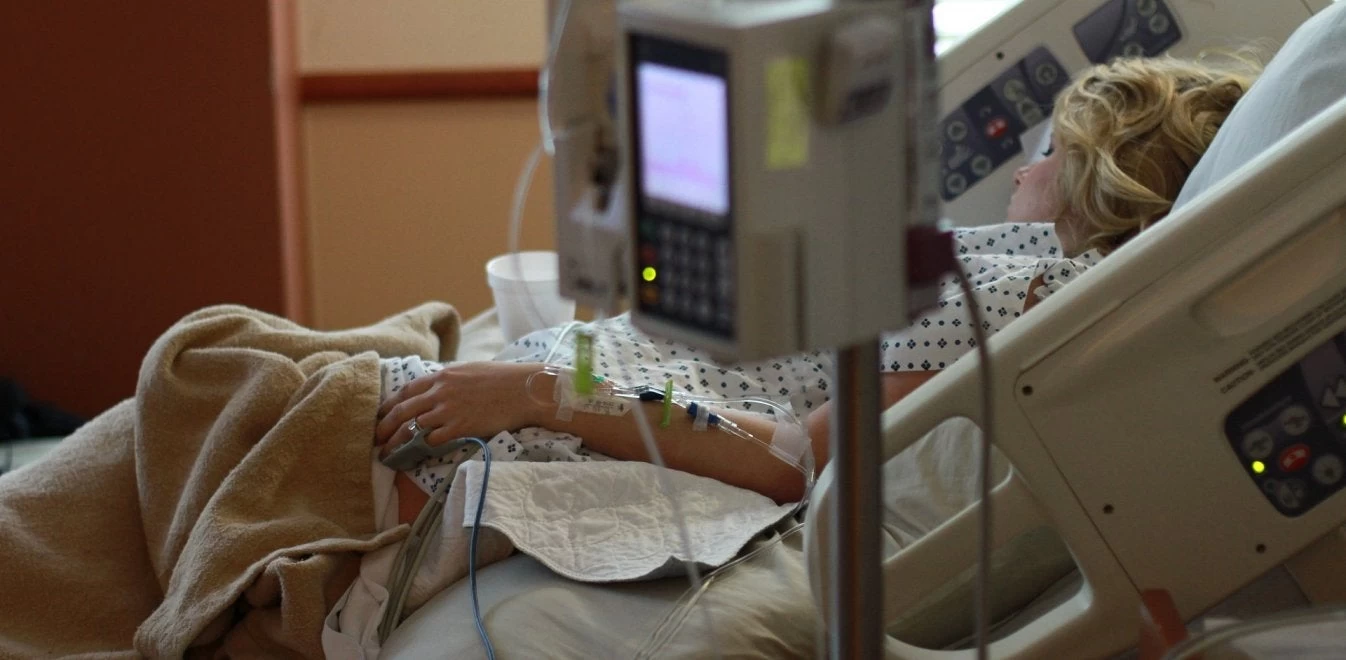 Δημόσια Υγεία: Μπαίνουν οι ιδιωτικές ασφαλιστικές στο ΕΣΥ – Οι πέντε βασικές τομές